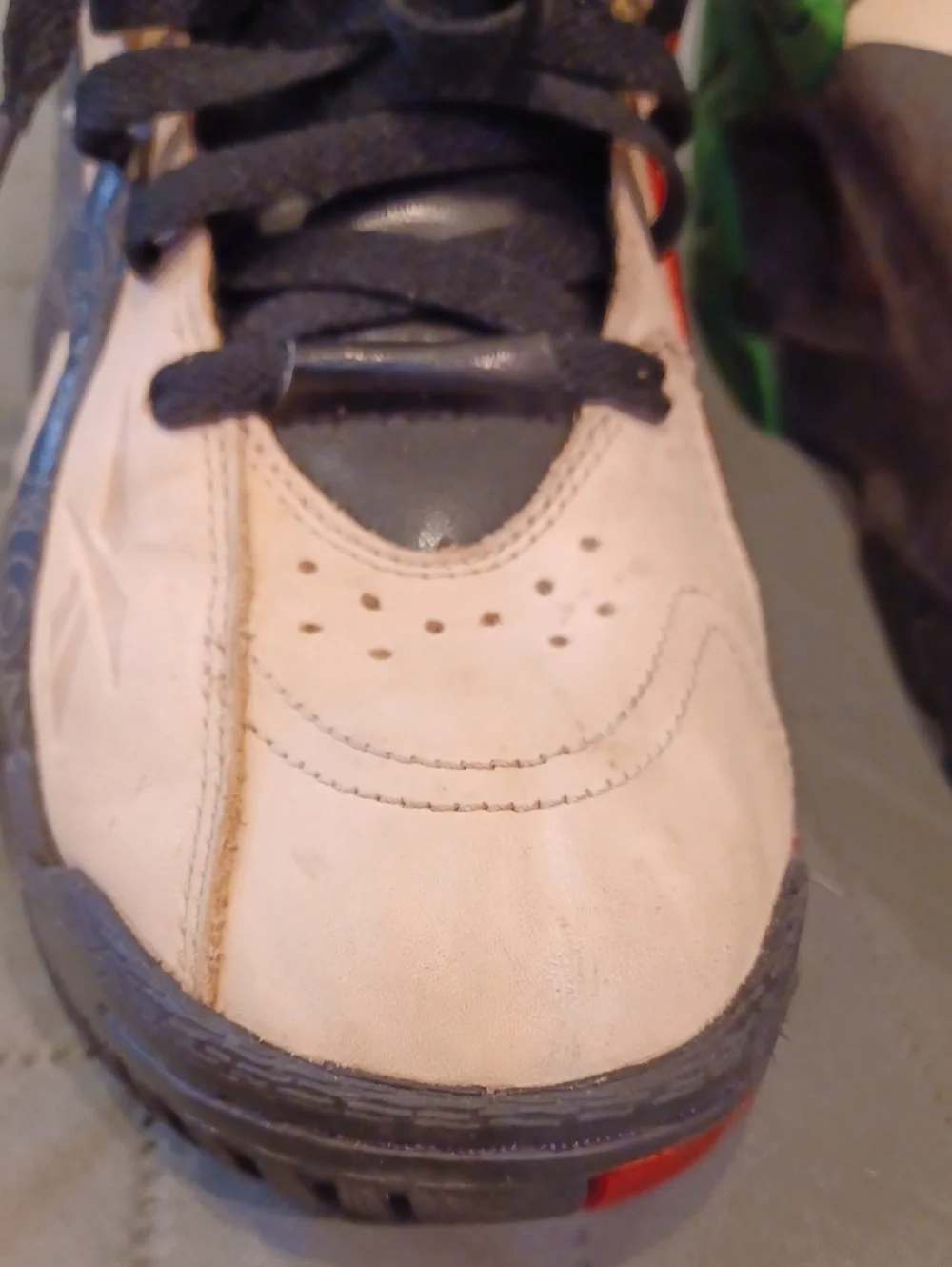 Reebox Mens White and Black High-Top Athletic Shoes with Green Accent Sz 8